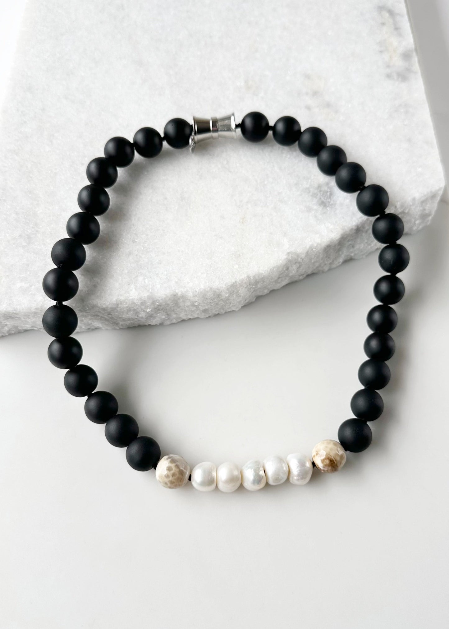 This 21” Necklace Showcases Five Radiant Pearls Accented by Faceted 14mm Beige Agate and Matte Black Agate Stones. It Fastens Effortlessly with a Convenient Magnetic Clasp, Combining Style and Ease. Designed in Canada