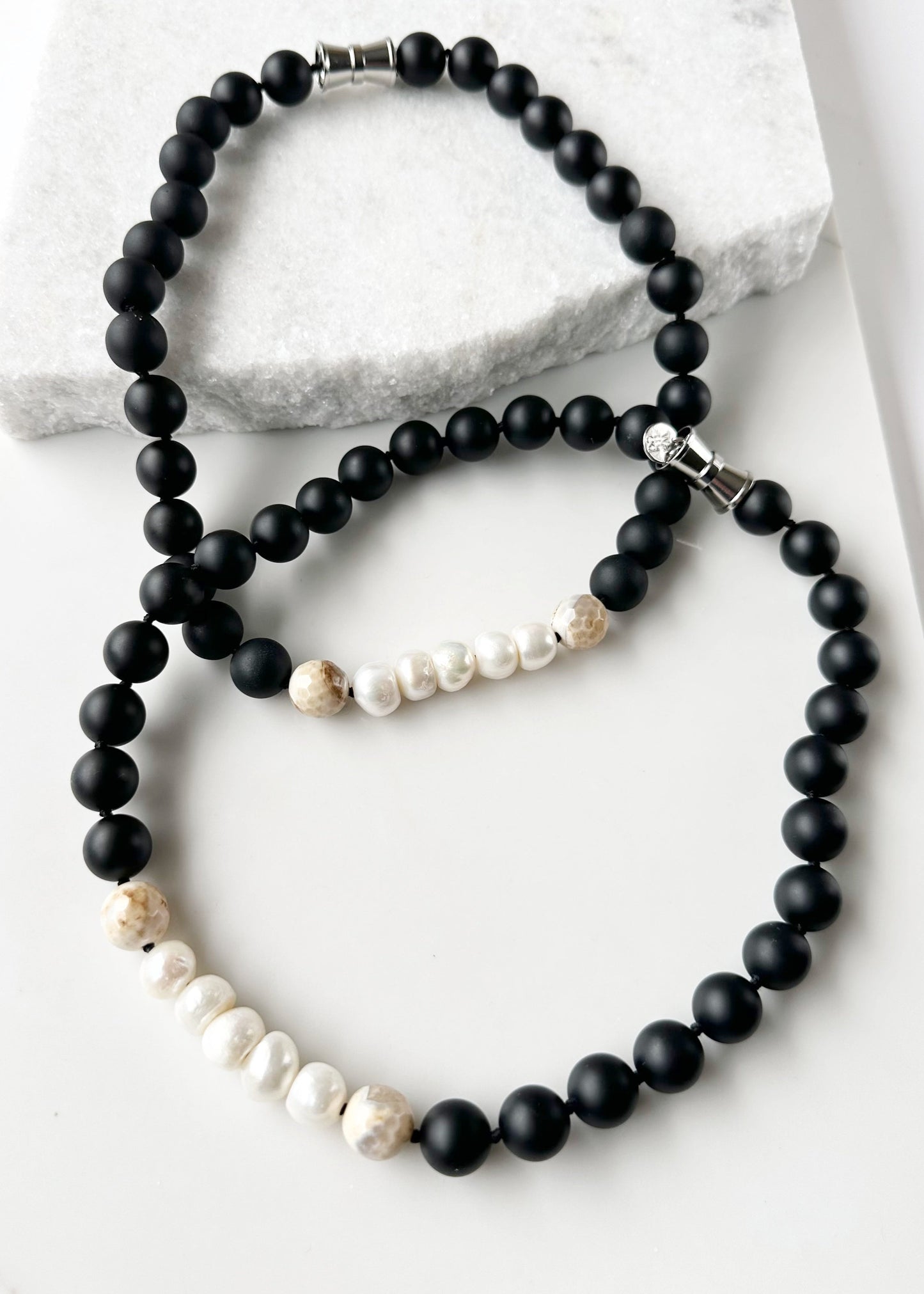 This 21” Necklace Showcases Five Radiant Pearls Accented by Faceted 14mm Beige Agate and Matte Black Agate Stones. It Fastens Effortlessly with a Convenient Magnetic Clasp, Combining Style and Ease. Designed in Canada