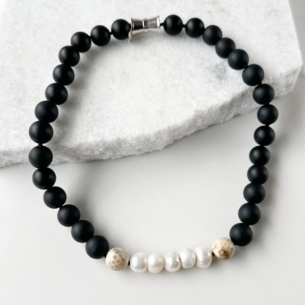 This 21” Necklace Showcases Five Radiant Pearls Accented by Faceted 14mm Beige Agate and Matte Black Agate Stones. It Fastens Effortlessly with a Convenient Magnetic Clasp, Combining Style and Ease. Designed in Canada