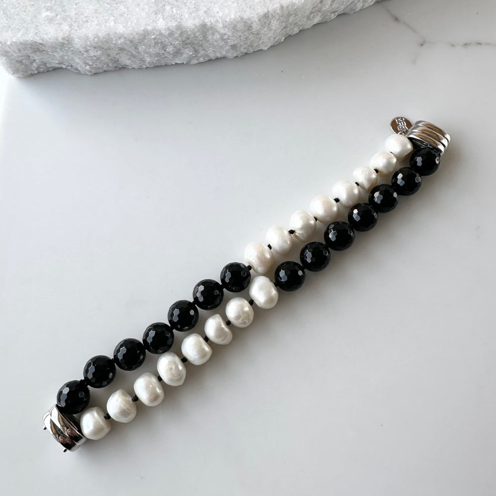 
                      
                        Two rows of Large Baroque Freshwater Pearls and 12mm (Black) Faceted Agate Beads are completed with a Strong Secure Magnetic Clasp for Easy Wear. Unclasped
                      
                    