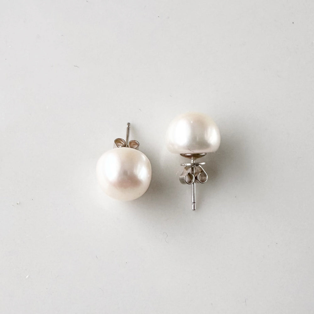 
                      
                        These Pretty White (Grade A) 10-11mm Freshwater Pearl Stud Earrings are on Sterling Silver Post and Butterfly.  A Fan Favorite!
                      
                    